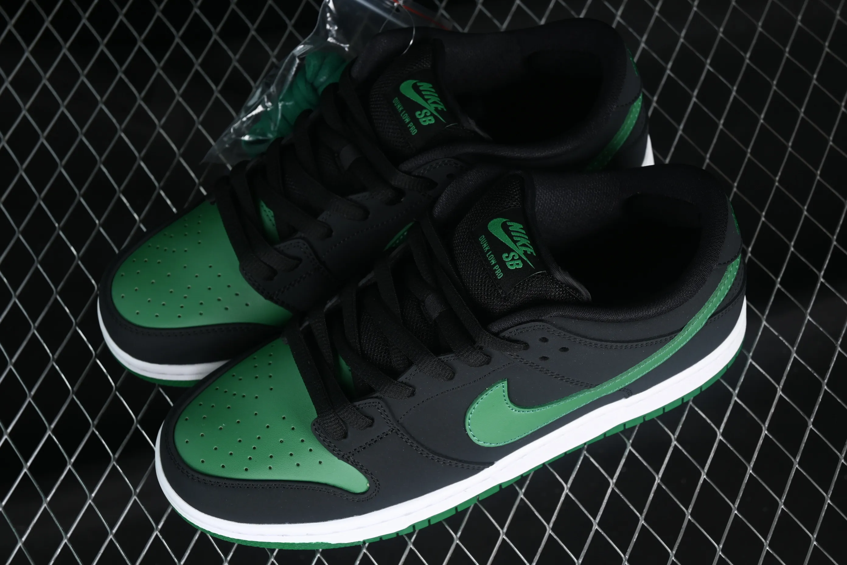 All categories Nk SB Dunk series Nk SB Dunk Low low-top sneakers K version Nk SB Dunk Low black and green Dunk series low-top casual sports skateboard shoes BQ6817-005